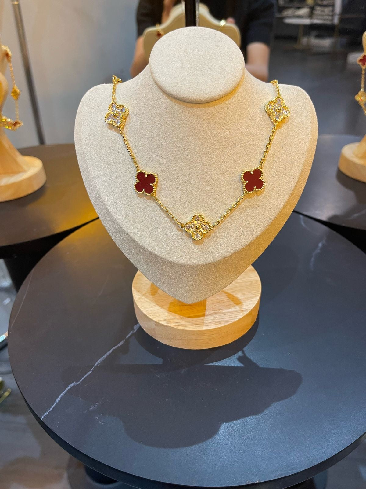 Collar dorado con rojo